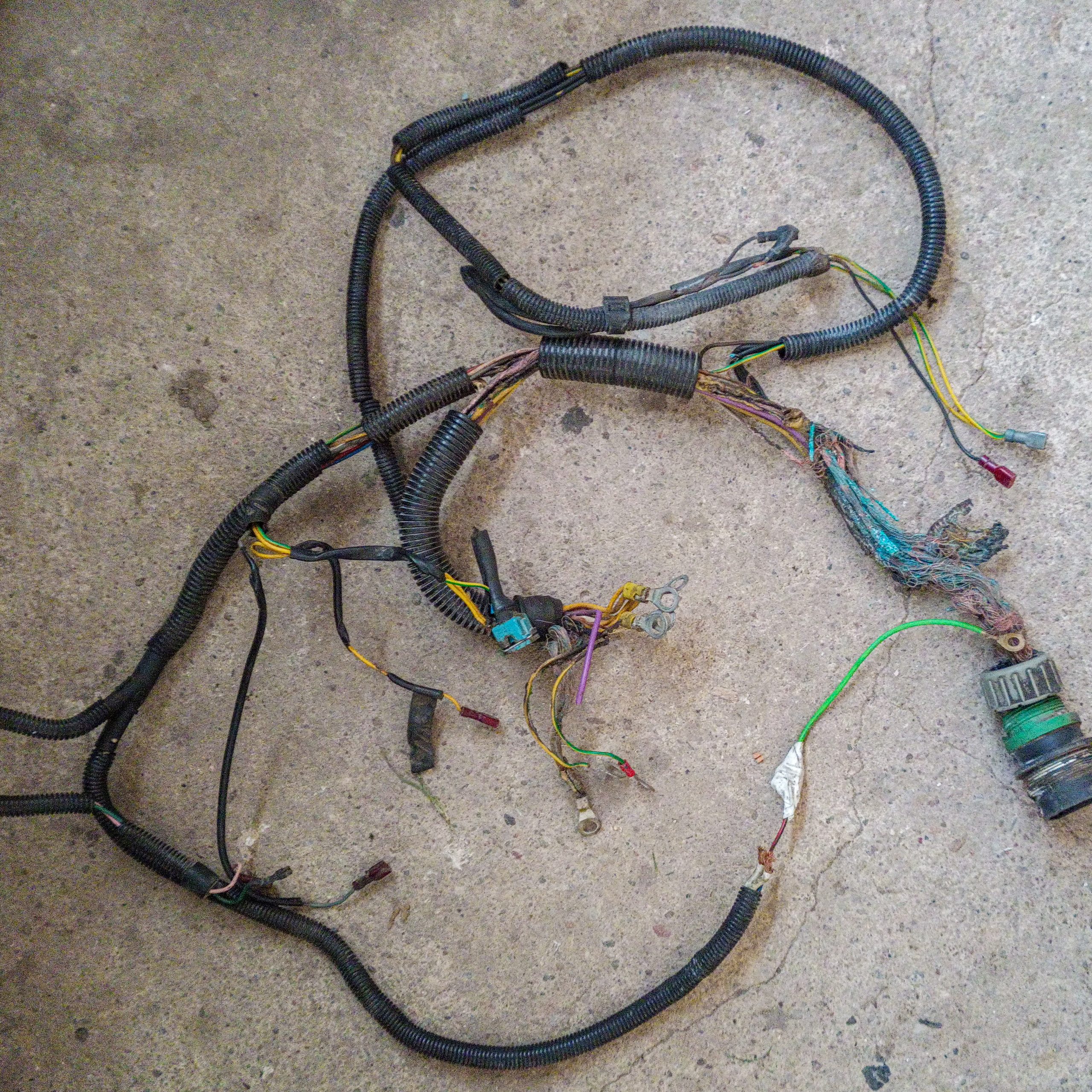 Wiązka elektryczna zdemontowana do naprawy instalacji elektrycznej pojazdu
