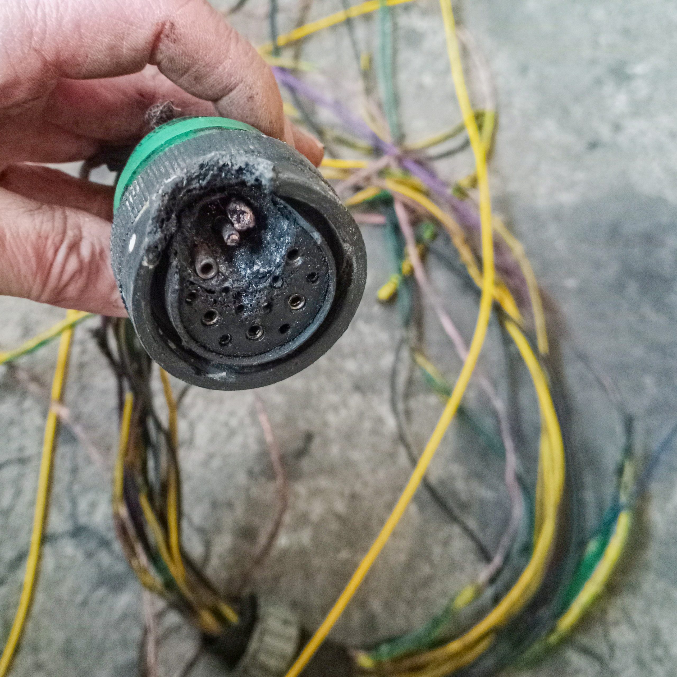 Spalone gniazda elektryczne i uszkodzone złącza instalacji pojazdu