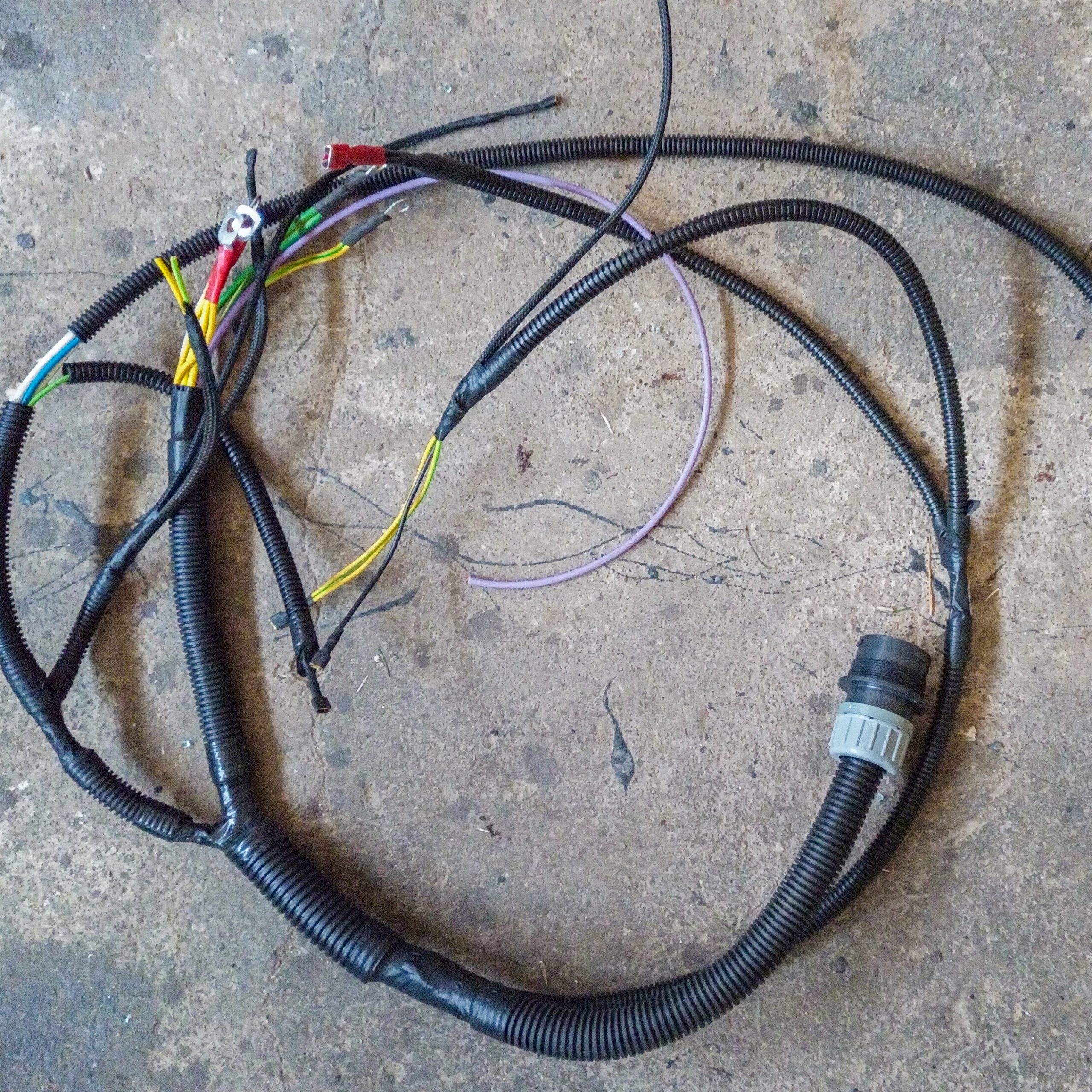 Naprawiona wiązka elektryczna po usunięciu uszkodzeń instalacji